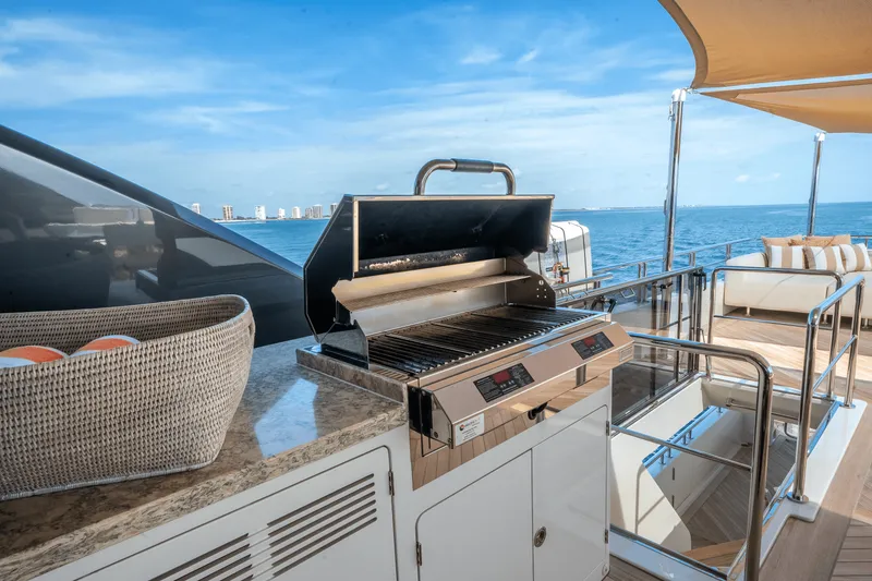 Slide: The Image of Ocean Alexander 30R 2022 - 90