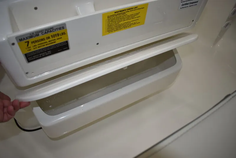 Slide: The Image of Key West Boats 189 FS 2026 - 19