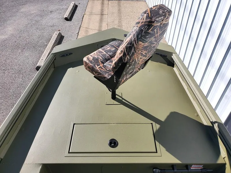 Slide: The Image of Bow casting deck with livewell - 4