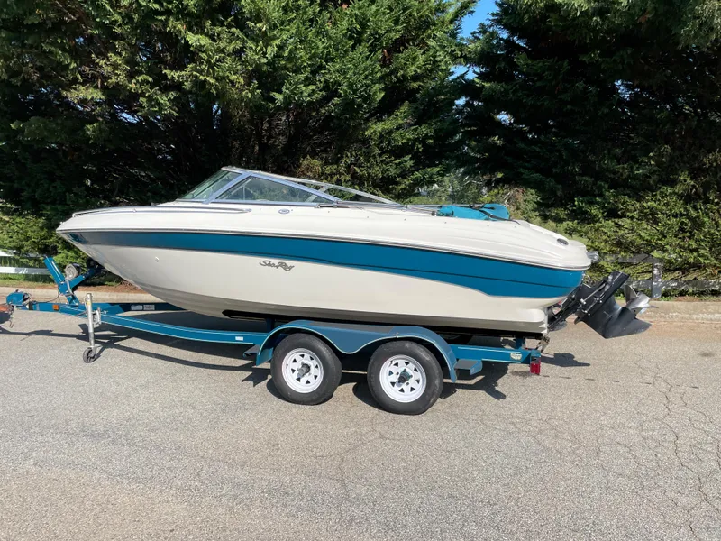 The Image of 1997 Sea Ray 190 Signature boat on trailer, parked outdoors. - 0