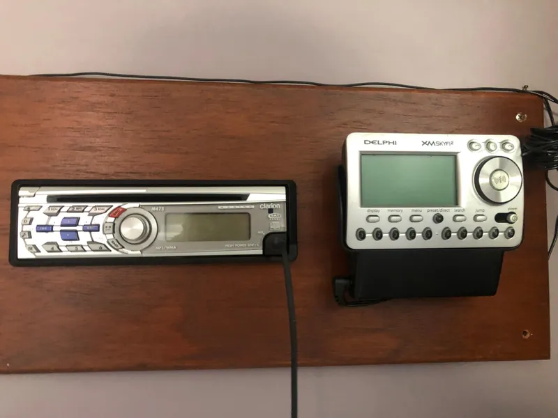 Slide: The Image of 1986 Cruisers ESPRIT 3370 audio system with Clarion and Delphi XM radio units. - 10