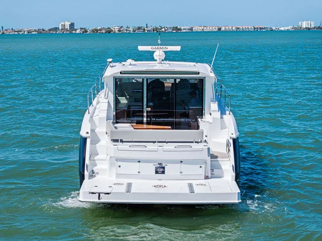 Slide: The Image of Cruisers Yachts 3370 Esprit 1986 - 46