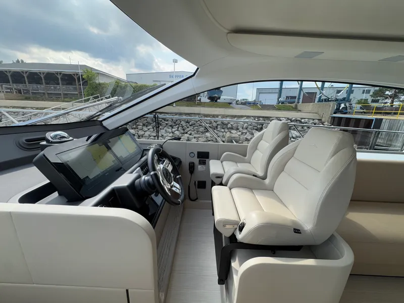 Slide: The Image of Azimut 53 FLY 2025 - 19