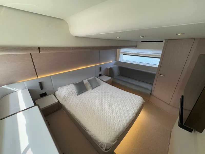 Slide: The Image of Azimut 53 FLY 2025 - 24