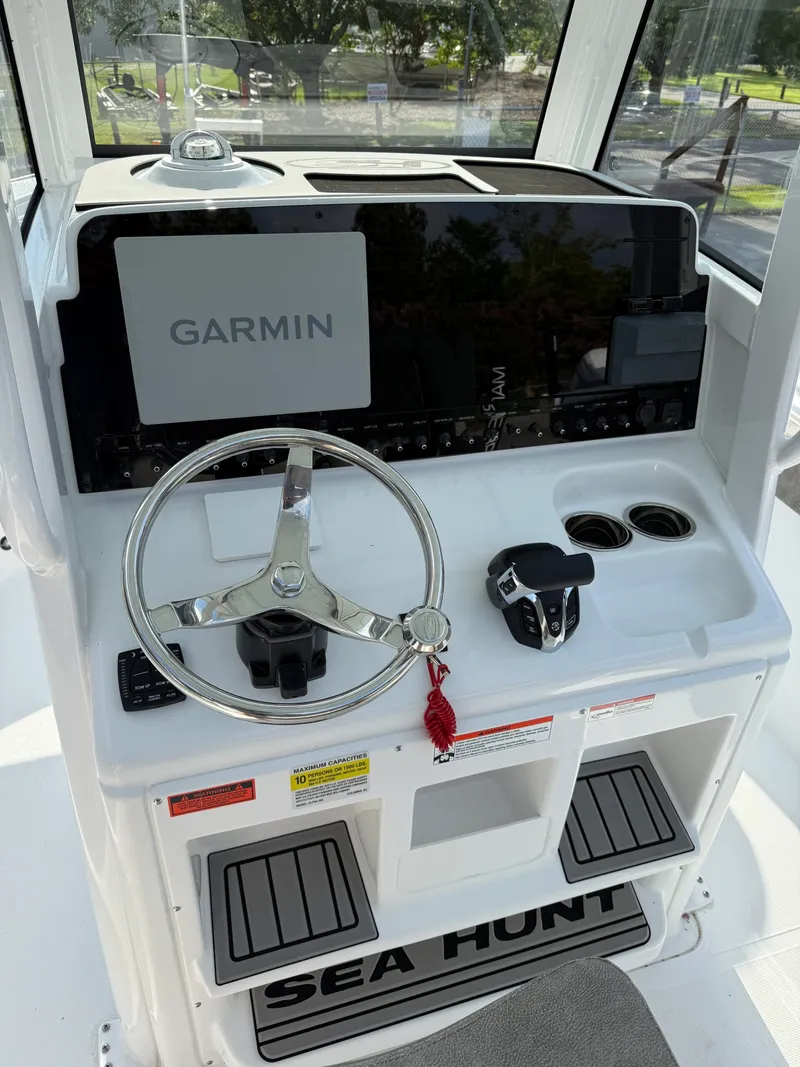 Slide: The Image of Sea Hunt Ultra 255SE 2026 - 12