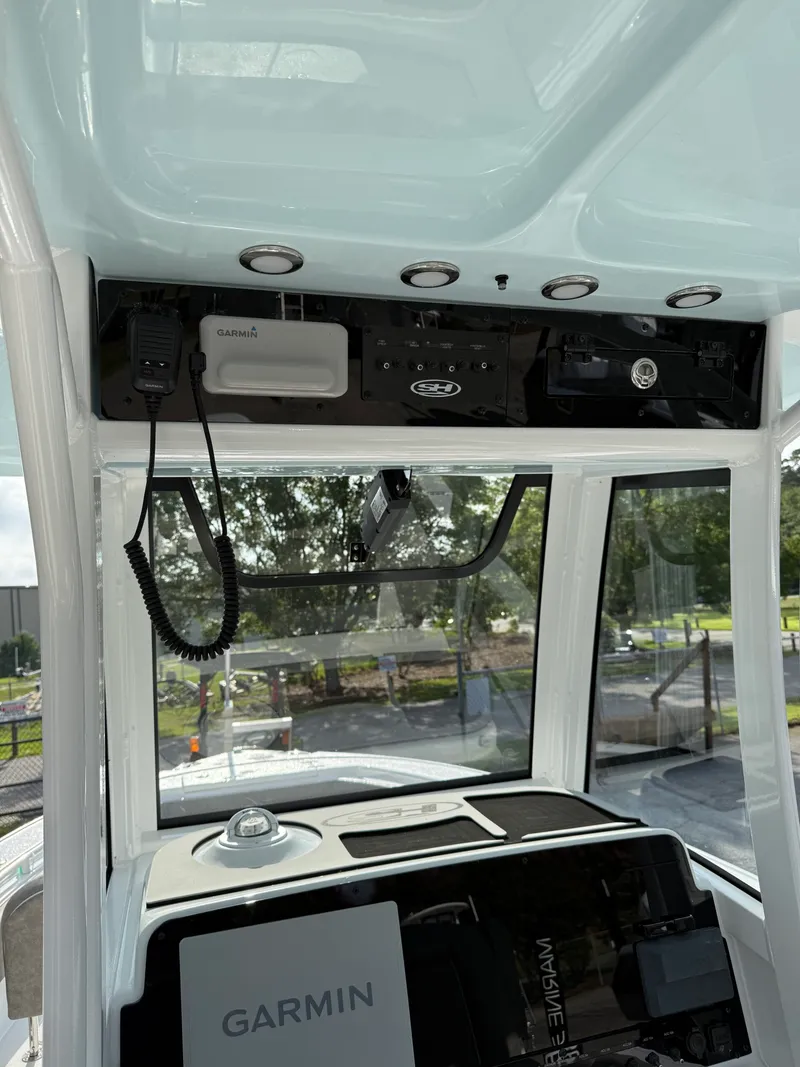 Slide: The Image of Sea Hunt Ultra 255SE 2026 - 13