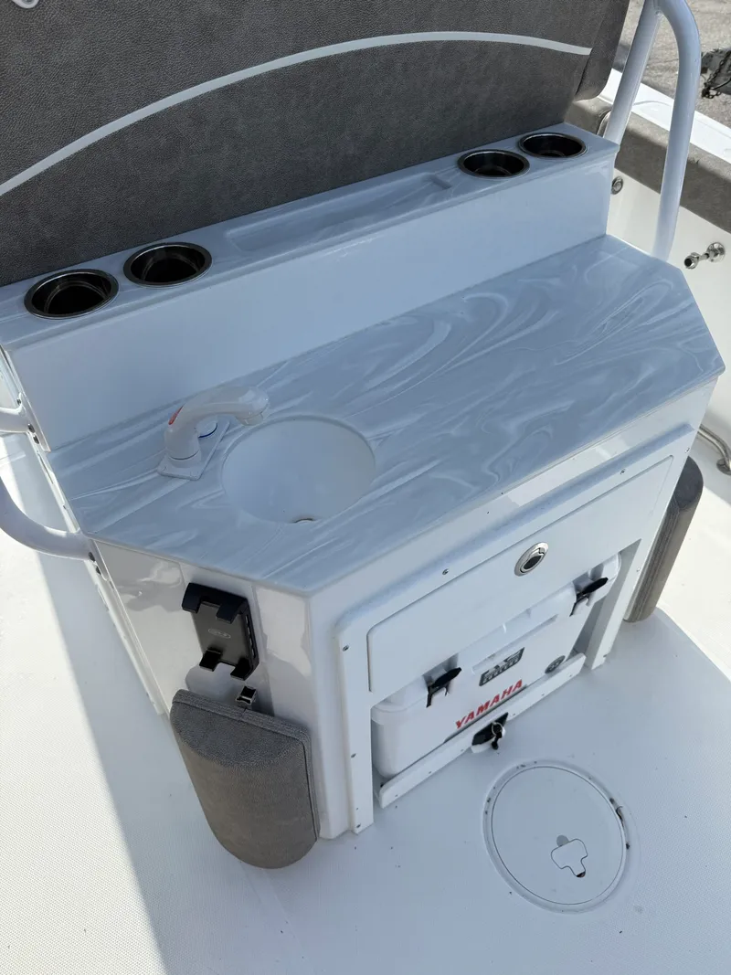 Slide: The Image of Sea Hunt Ultra 255SE 2026 - 15