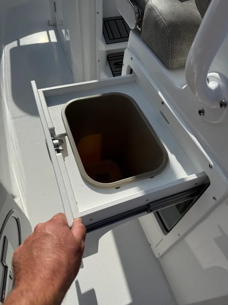 Slide: The Image of Sea Hunt Ultra 255SE 2026 - 16