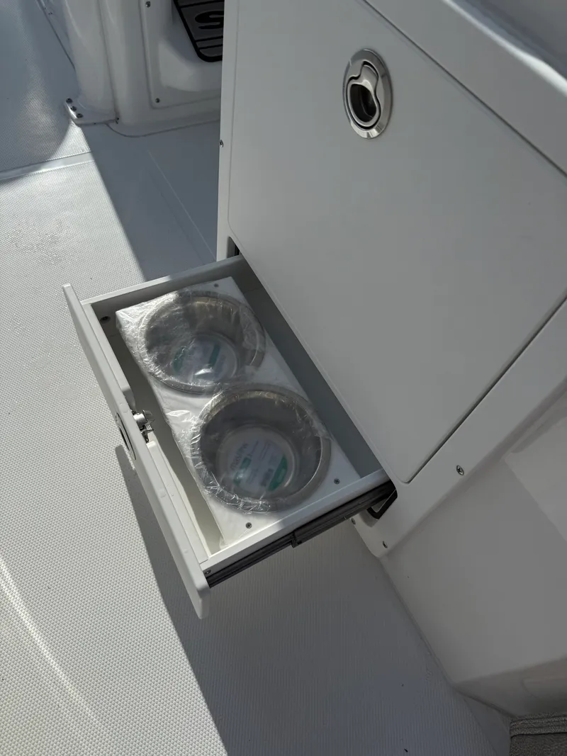 Slide: The Image of Sea Hunt Ultra 255SE 2026 - 17