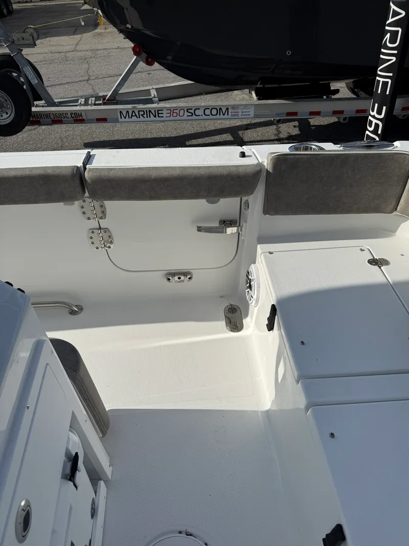 Slide: The Image of Sea Hunt Ultra 255SE 2026 - 18