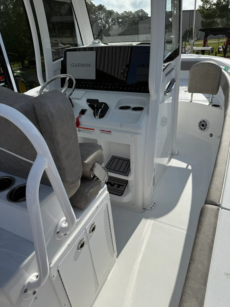 Slide: The Image of Sea Hunt Ultra 255SE 2026 - 19