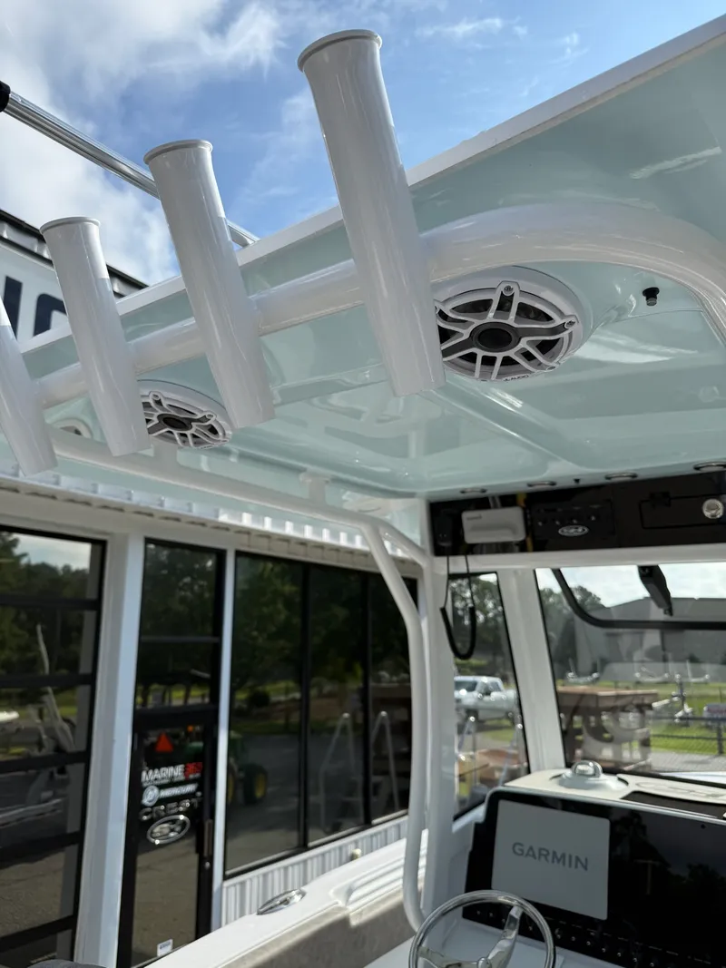 Slide: The Image of Sea Hunt Ultra 255SE 2026 - 20