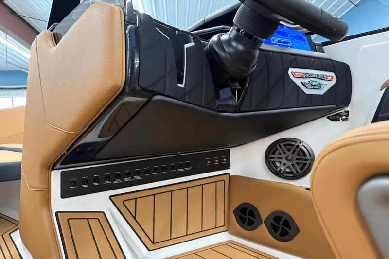 Slide: The Image of Nautique Super Air Nautique S21 2026 - 85