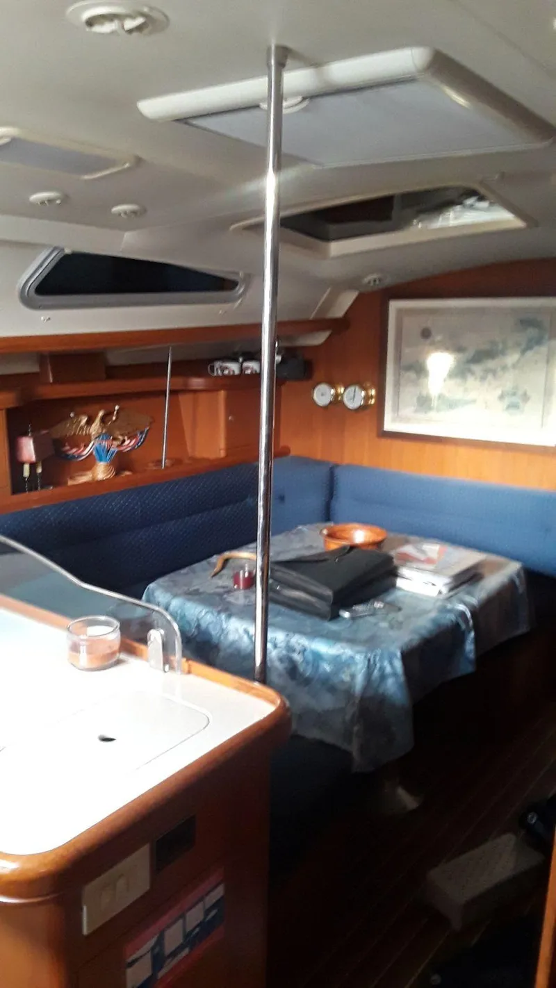 Slide: The Image of Dinette, tabel with protective cover - 17