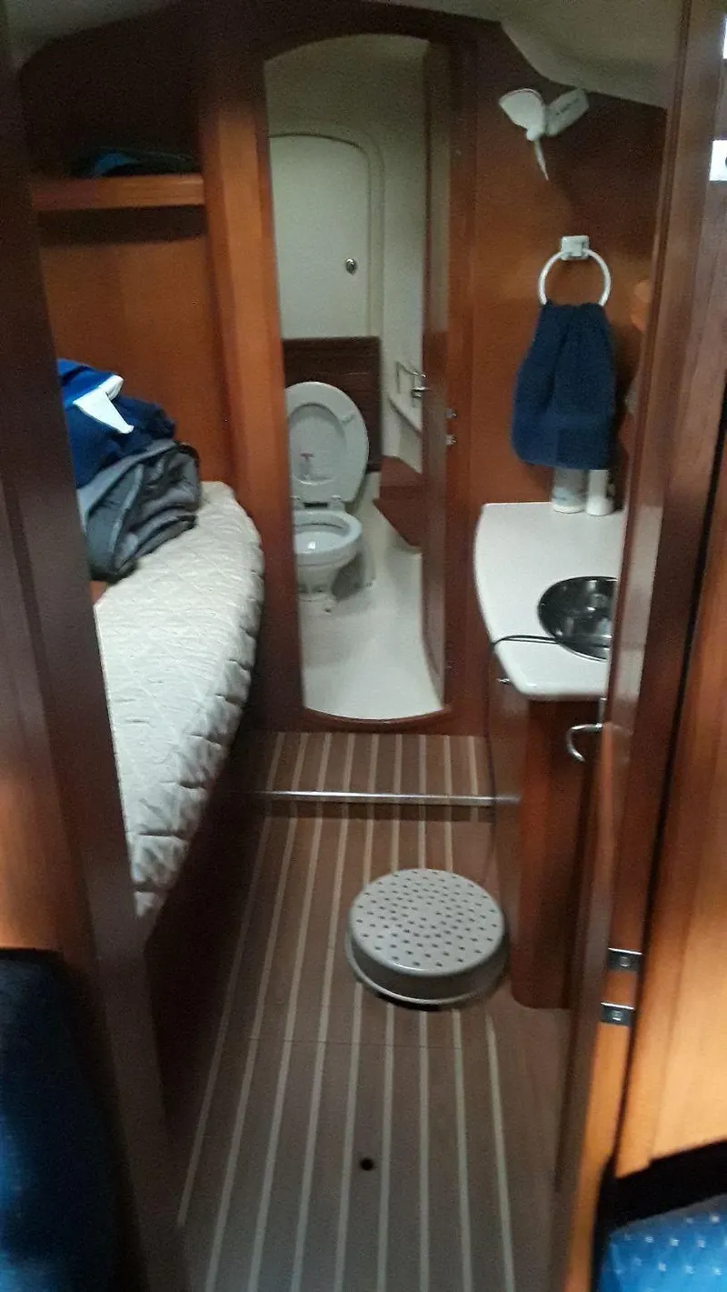 Slide: The Image of Looking fwd into Pullman berth and fwd head/shower - 25