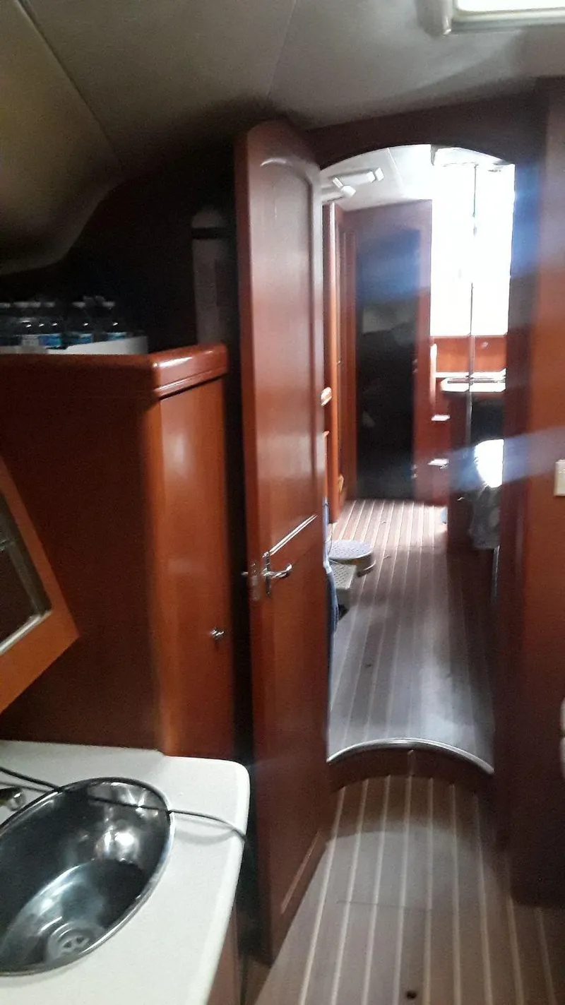 Slide: The Image of Fwd cabin looking aft, see vanity - 29