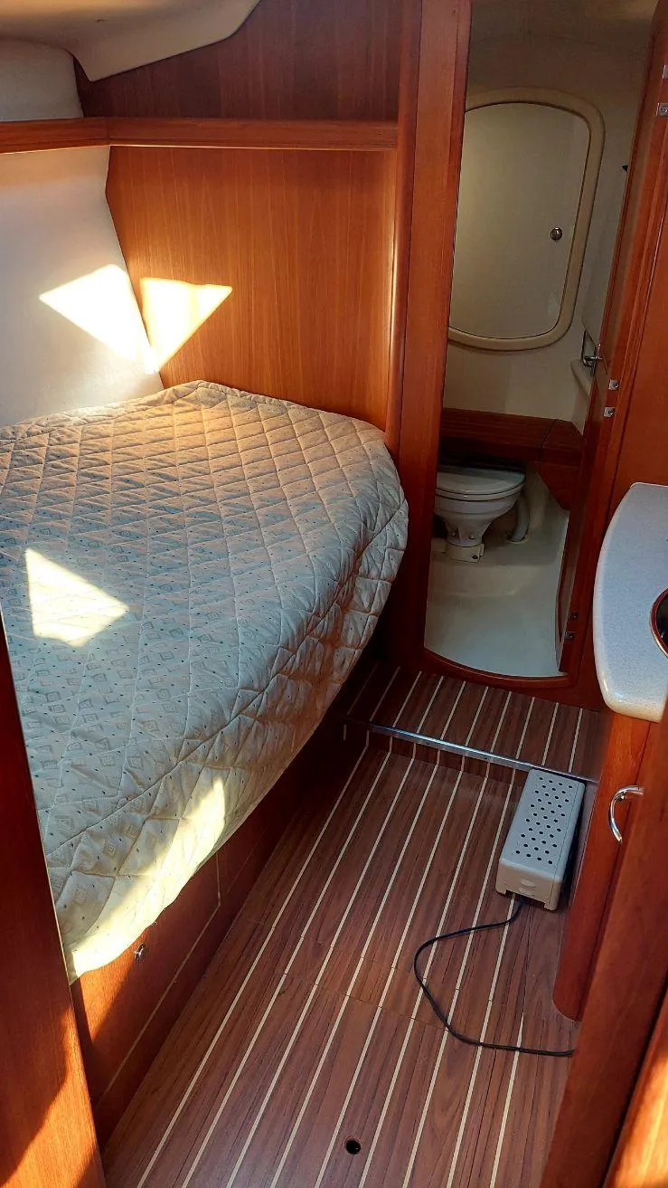 Slide: The Image of Pullman berth port fwd & head/shower in bow - 46