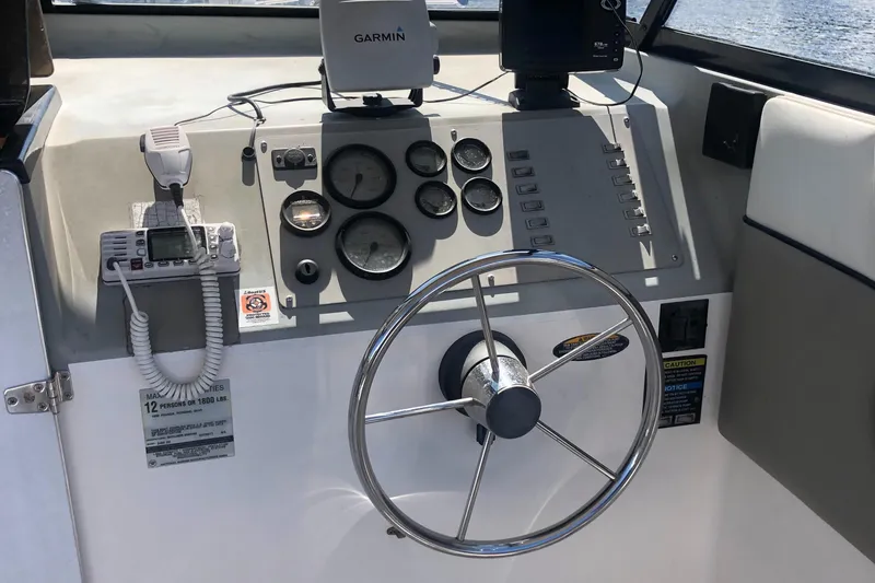 Slide: The Image of 1998 Bayliner 2452 Ciera Express helm with Garmin GPS and marine radio. - 9