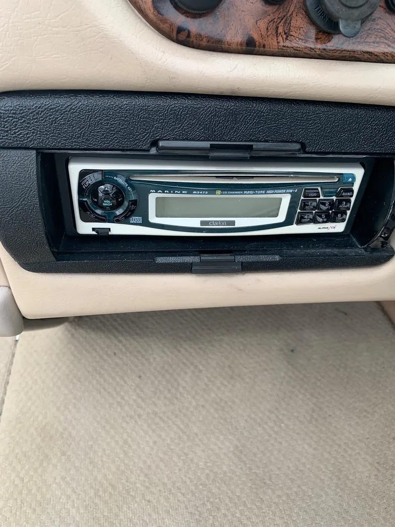 Slide: The Image of 1999 MasterCraft MariStar 210 boat stereo system. - 19