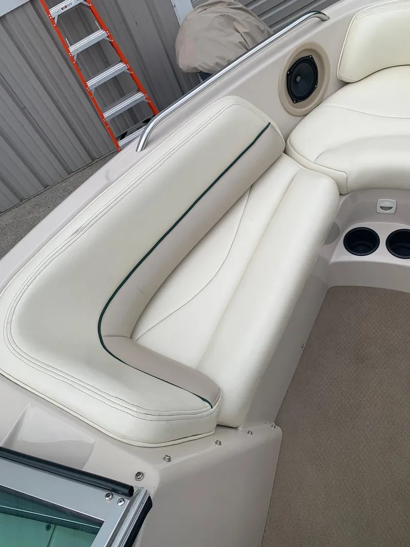 Slide: The Image of Interior of a 1999 MasterCraft MariStar 210 boat with white seating. - 22