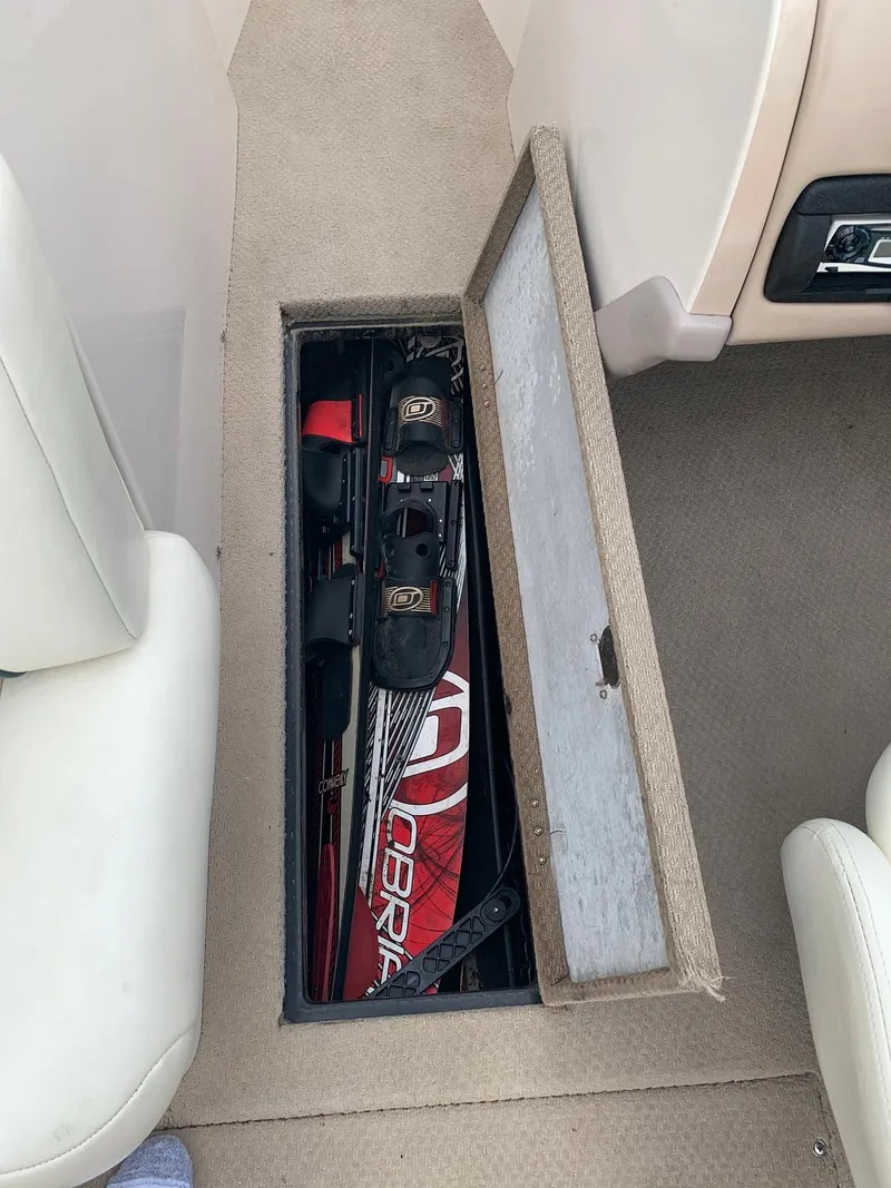 Slide: The Image of 1999 MasterCraft MariStar 210 with built-in ski storage compartment. - 34