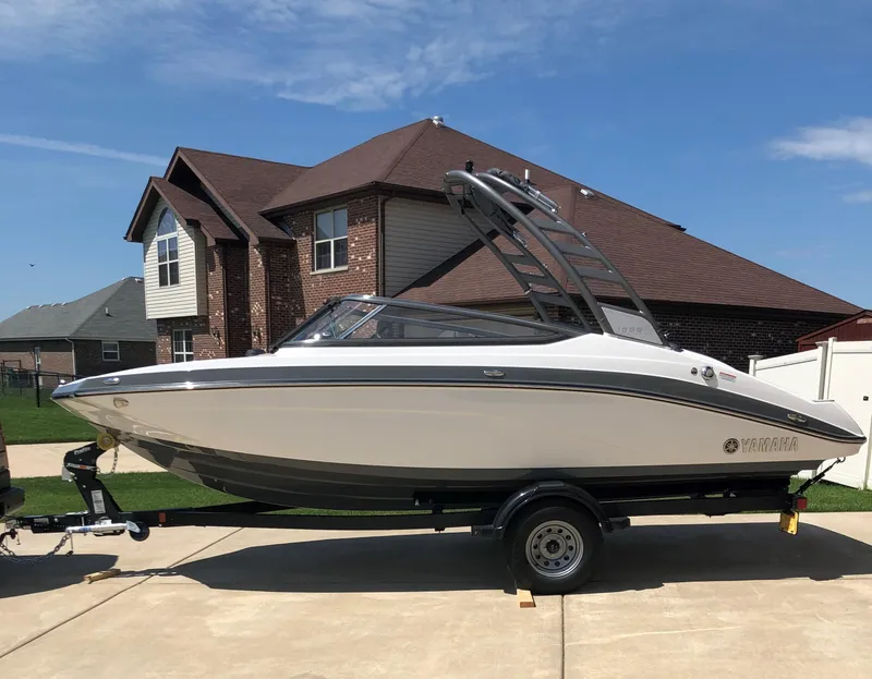 The Image of 2020 Yamaha Boats 195S on trailer in residential driveway. - 0