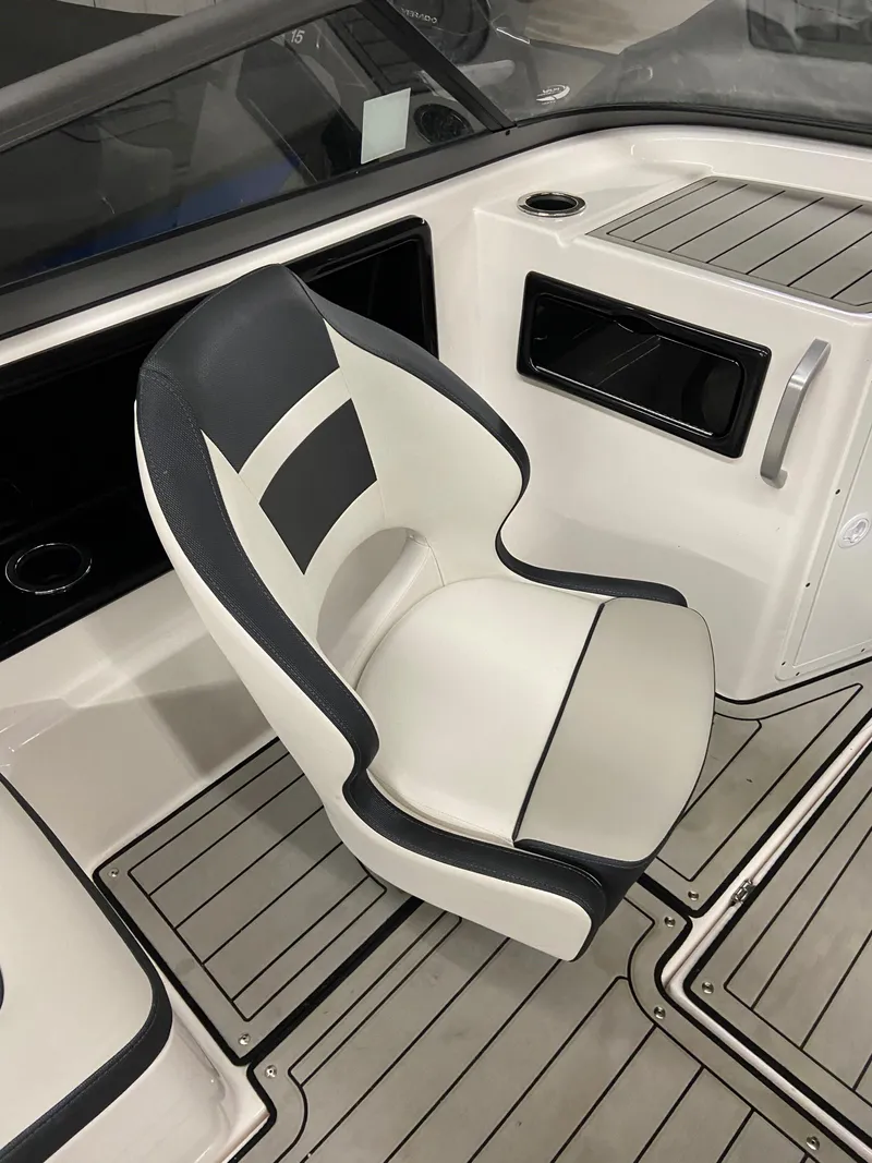 Slide: The Image of Captain's chair on a 2020 Yamaha Boats 195S. - 4