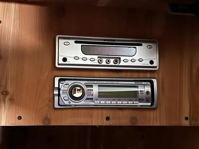 Slide: The Image of 2009 Ovation model 52 stereo system with CD player and radio. - 27