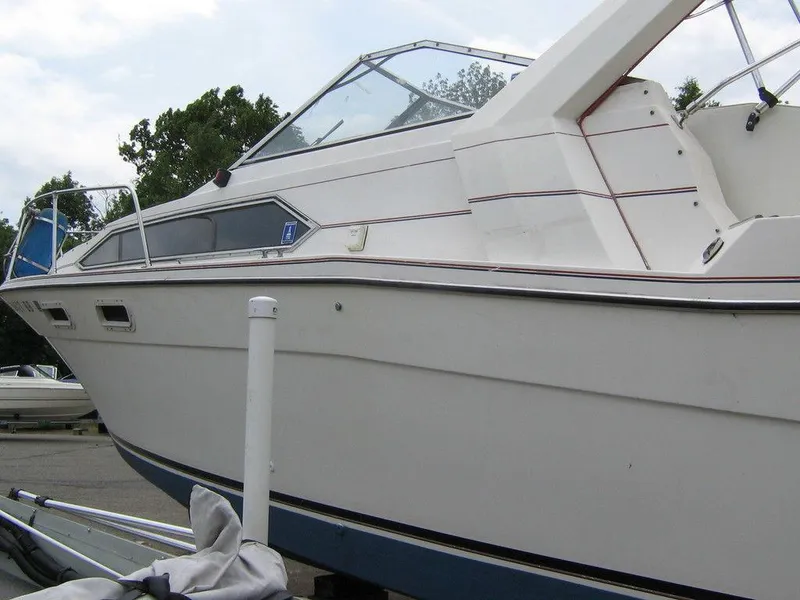 Slide: The Image of 1983 Bayliner 2850 Contessa boat on trailer, side view. - 18