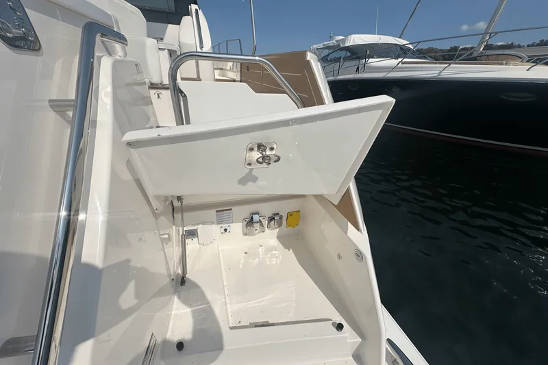 Slide: The Image of Tiara EX 60 2025 - 17