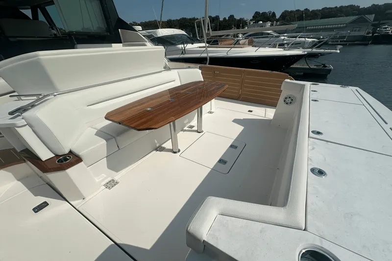 Slide: The Image of Tiara EX 60 2025 - 23