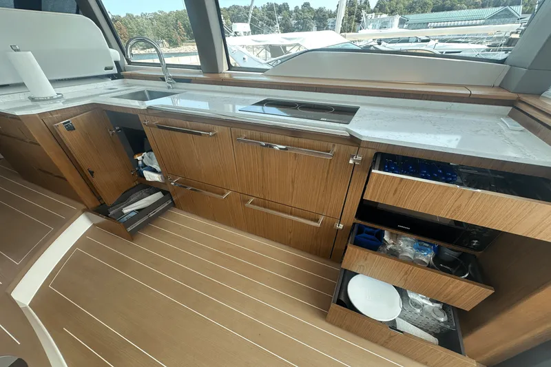 Slide: The Image of Tiara EX 60 2025 - 59