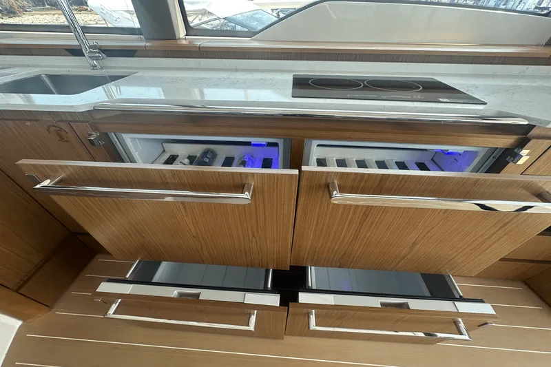 Slide: The Image of Tiara EX 60 2025 - 61