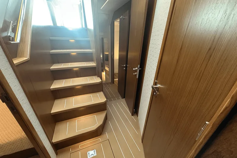 Slide: The Image of Tiara EX 60 2025 - 90