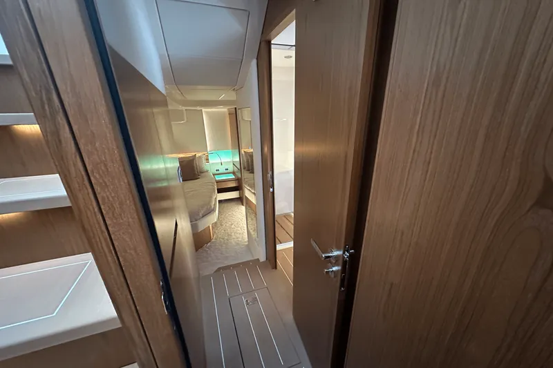 Slide: The Image of Tiara EX 60 2025 - 93