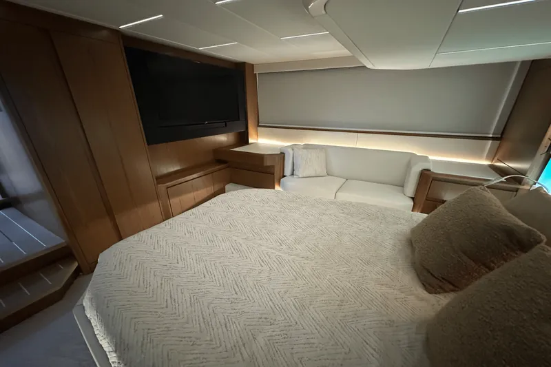 Slide: The Image of Tiara EX 60 2025 - 95