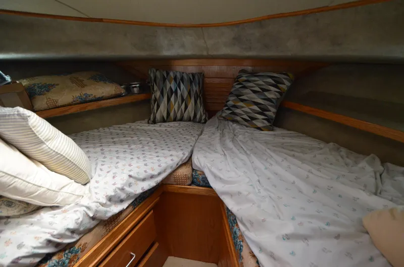 Slide: The Image of 1986 Silverton 40 Aft Cabin interior with twin beds and decorative pillows. - 13