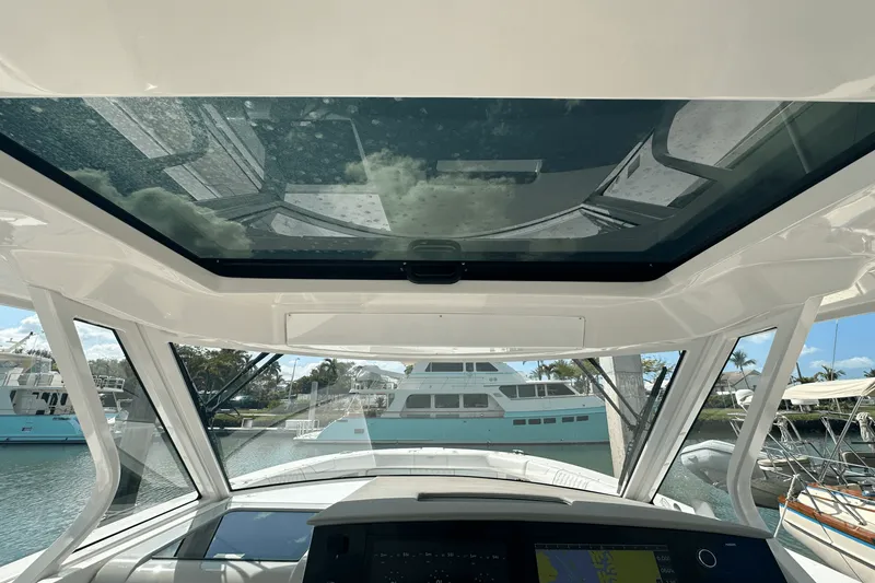 Slide: The Image of Regal 38 SAV 2022 - 32