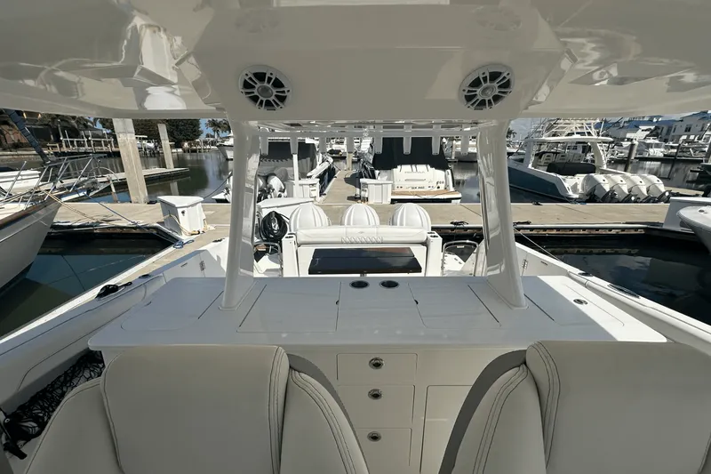 Slide: The Image of Regal 38 SAV 2022 - 34