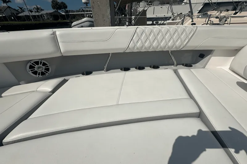 Slide: The Image of Regal 38 SAV 2022 - 39