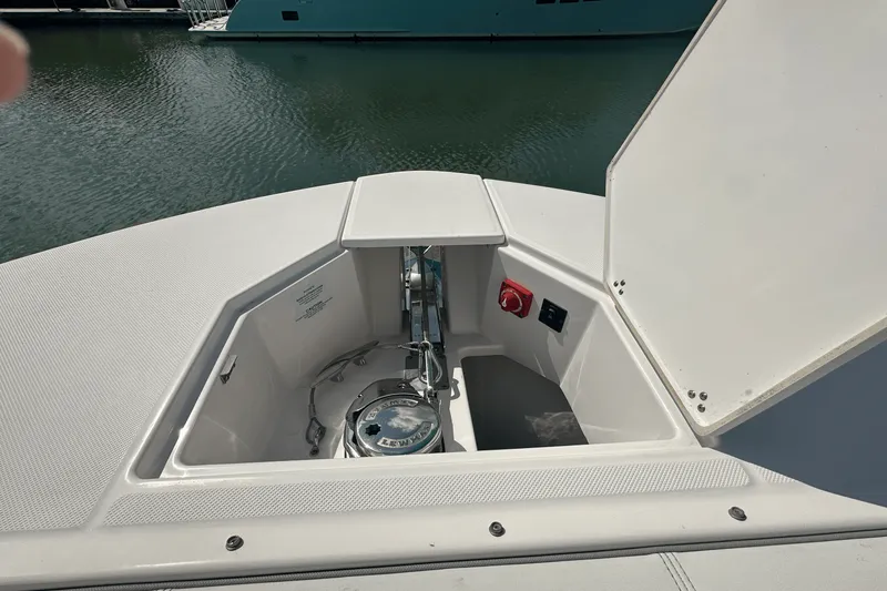 Slide: The Image of Regal 38 SAV 2022 - 43