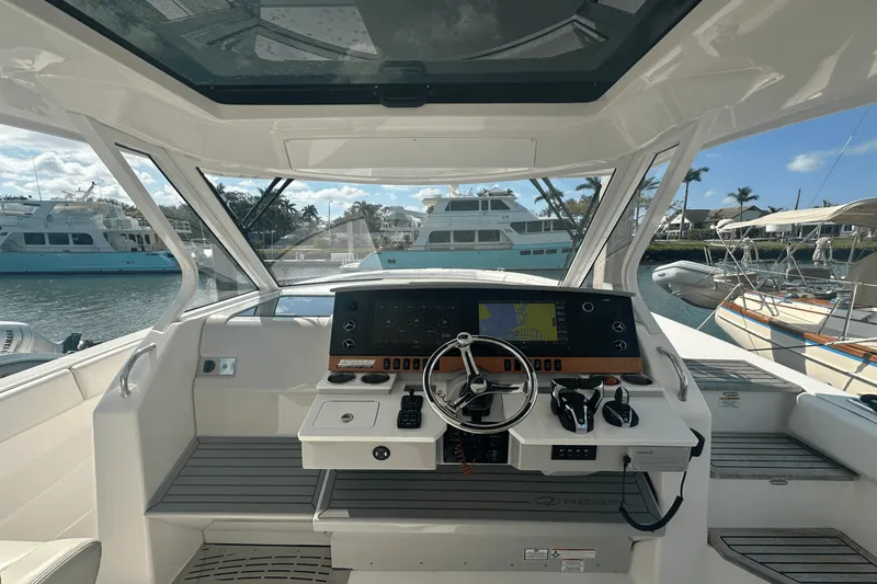 Slide: The Image of Regal 38 SAV 2022 - 6