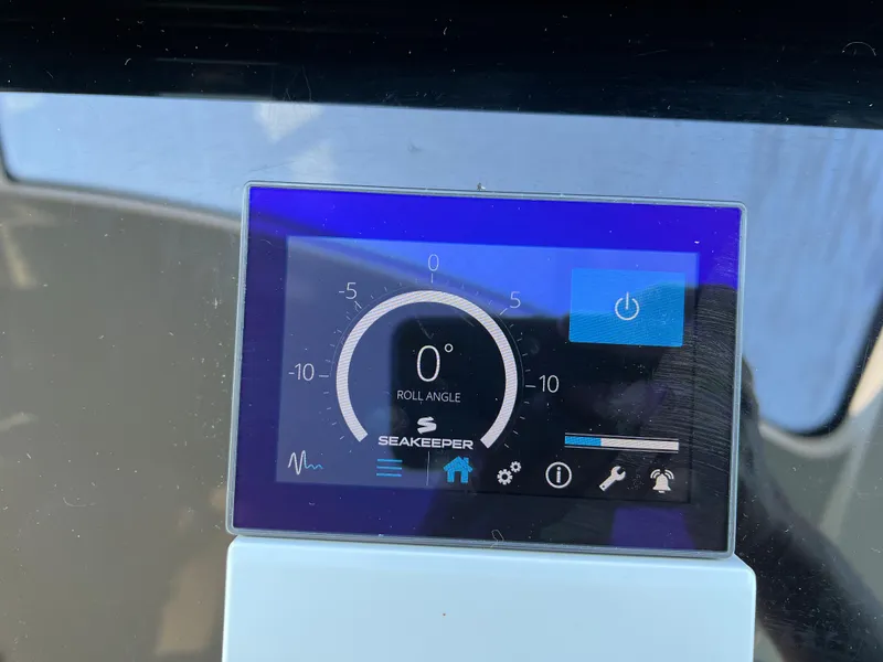 Slide: The Image of Seakeeper control display on 2018 Cruisers Yachts 50 Cantius showing roll angle. - 26