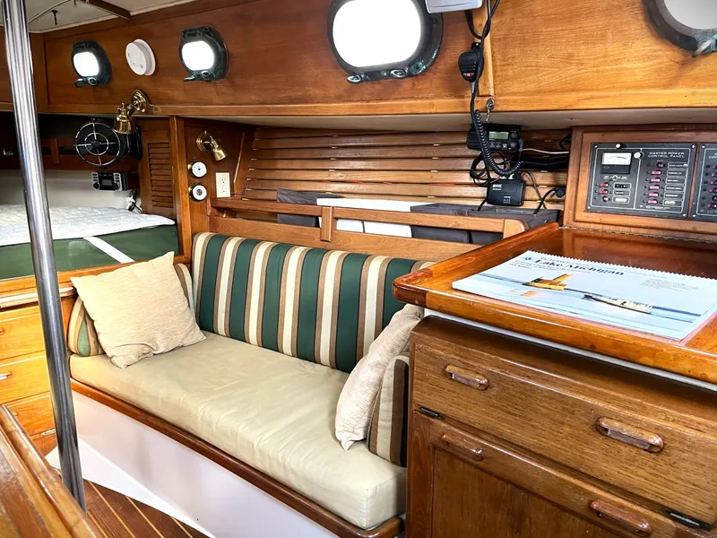 Slide: The Image of Settee/berth and Nav-desk - 3