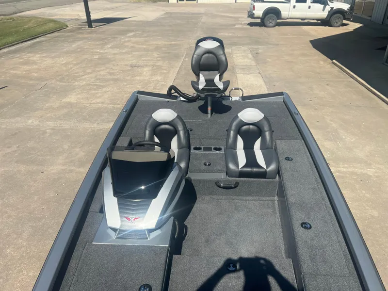Slide: The Image of 2023 Vexus AVX 189c fishing boat with three seats and a console. - 8