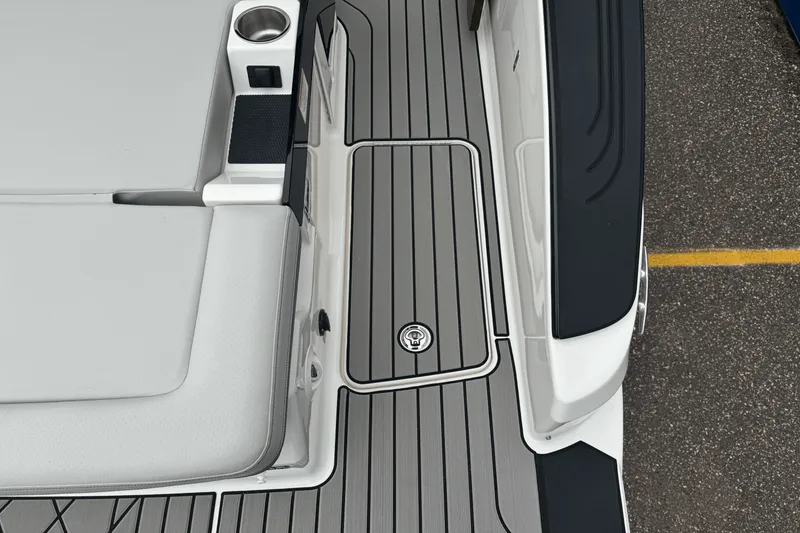 Slide: The Image of Sea Ray SLX 280 2026 - 13