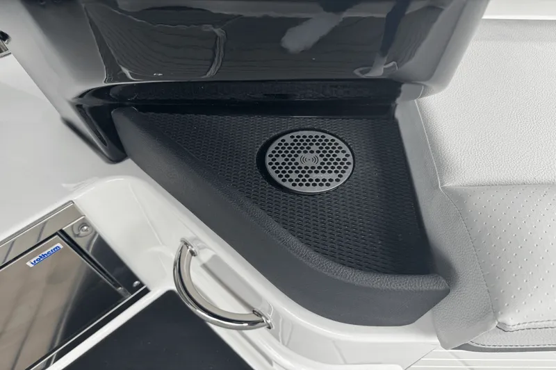 Slide: The Image of Sea Ray SLX 280 2026 - 24