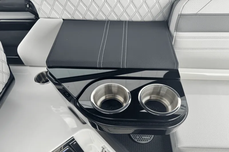 Slide: The Image of Sea Ray SLX 280 2026 - 25