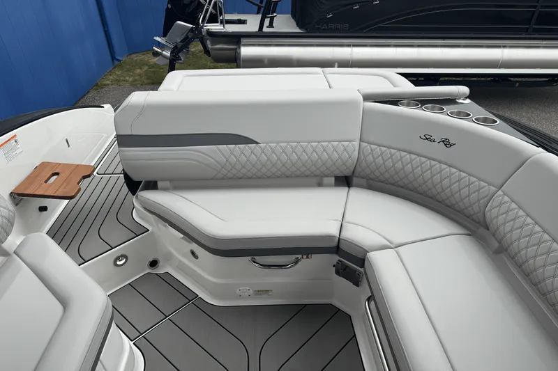 Slide: The Image of Sea Ray SLX 280 2026 - 30