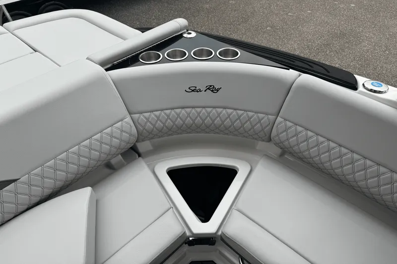 Slide: The Image of Sea Ray SLX 280 2026 - 31